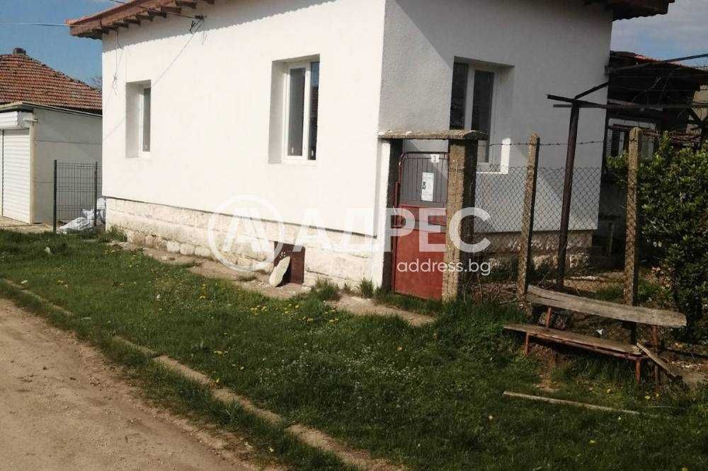 Продава се къща с двор в с. Беловец