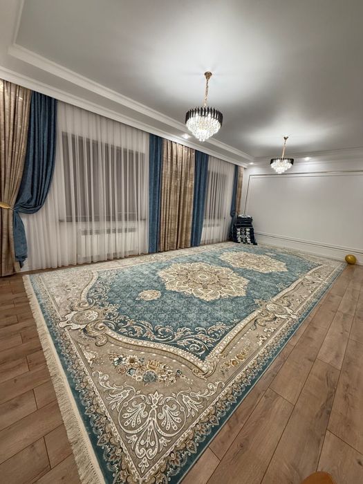 Иранский ковер. Размер: 3.5 × 7 метров.