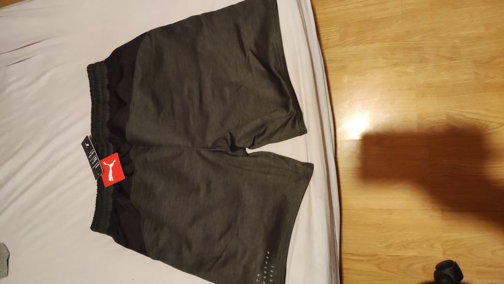 Pantaloni Originali Scurți Puma noi cu Eticheta...