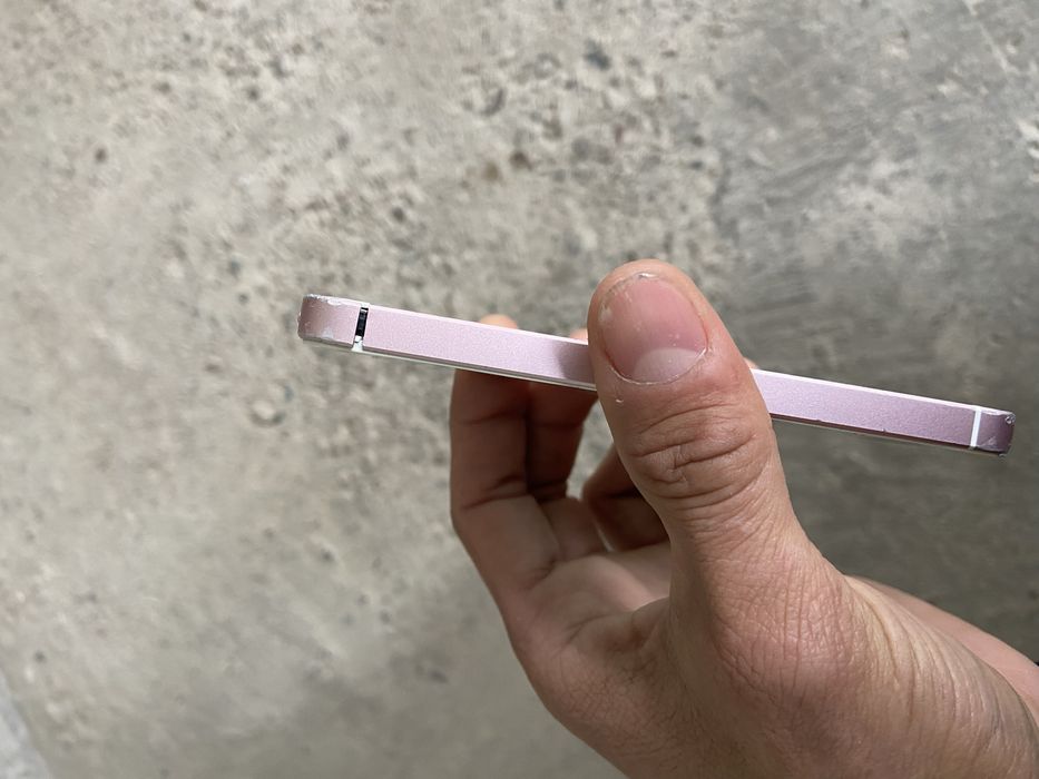 Iphone se 64gb sastayana rasmda korsatilgan