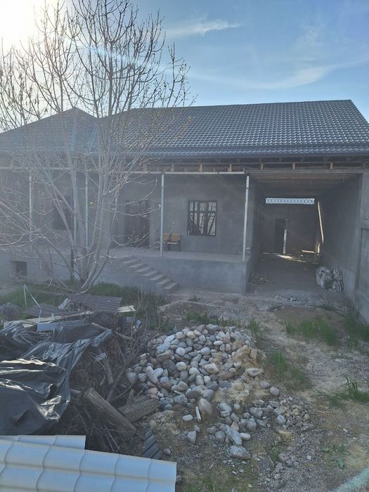 4 xonali xovli sotiladi.