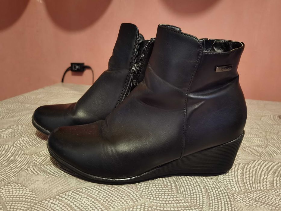 Черни боти от изкуствена кожа