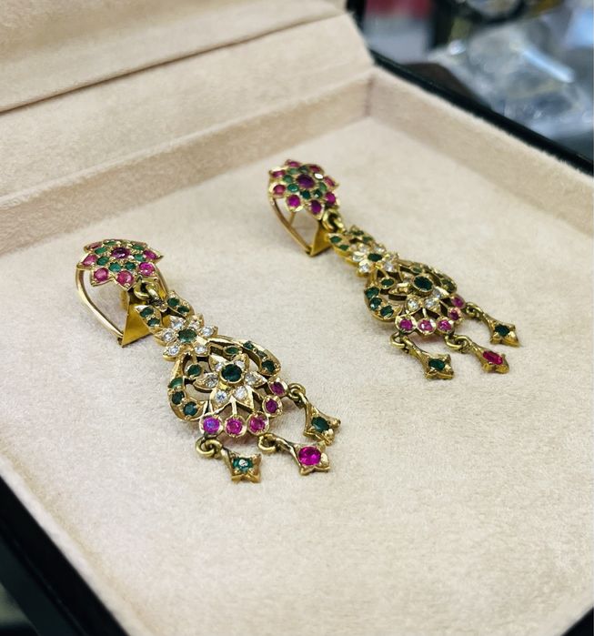 Обеци жълто злато, рубини, брилянти и изумруди