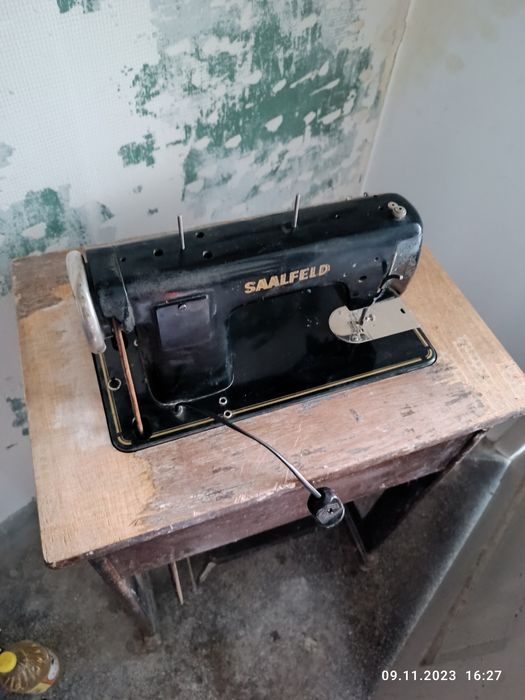 Mașină de cusut electrică din anul 1952