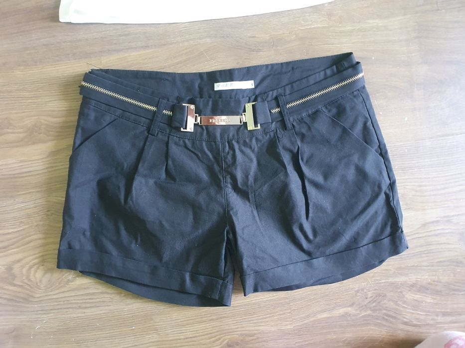 Къси панталони и дантелен потник