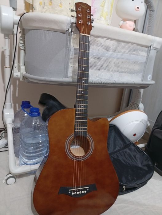 Yangi boshlovchilar va profisionallar uchun akustik gitara