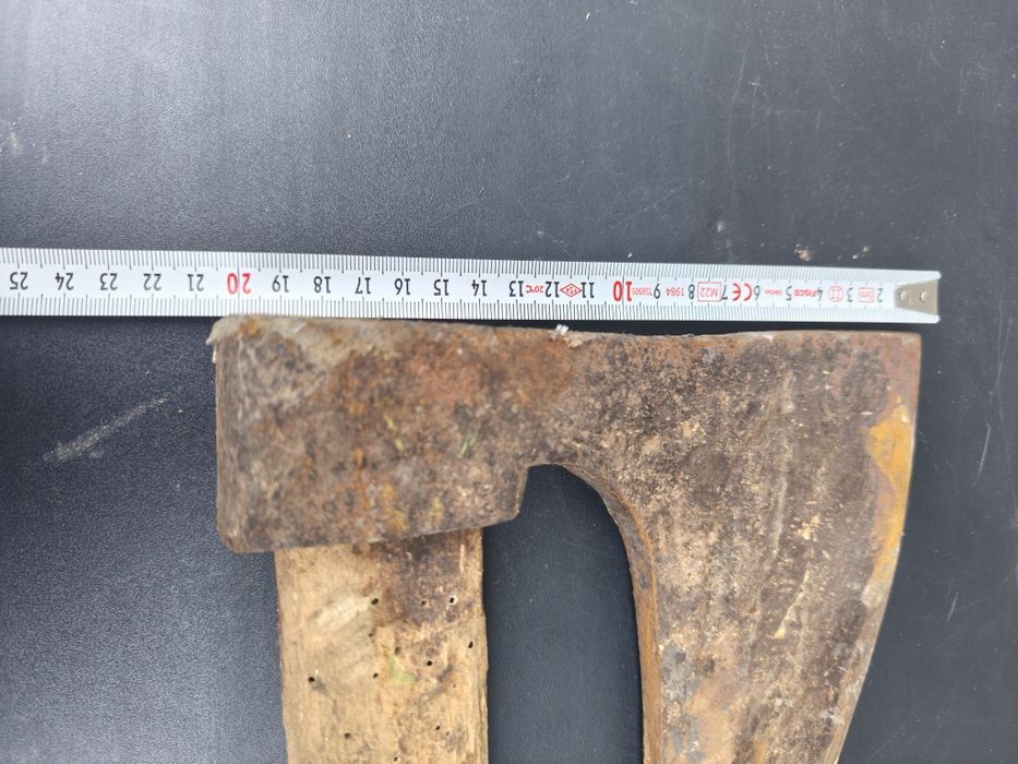 Стара голяма брадва