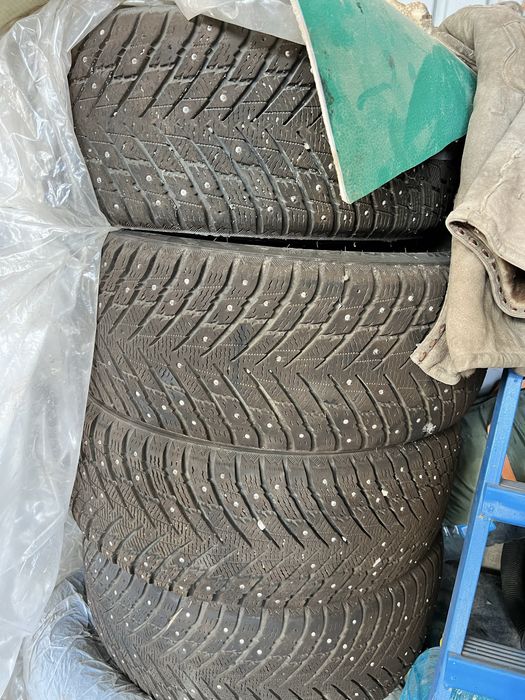 Продам зимнюю резину 235/50/18
