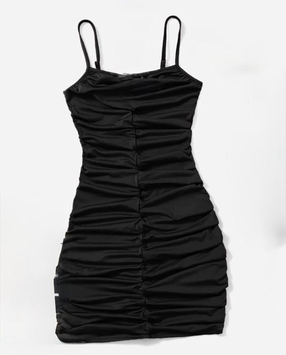 Къса черна рокля