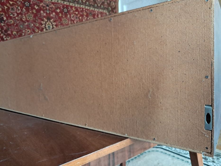 Полки настенные  со стеклами.