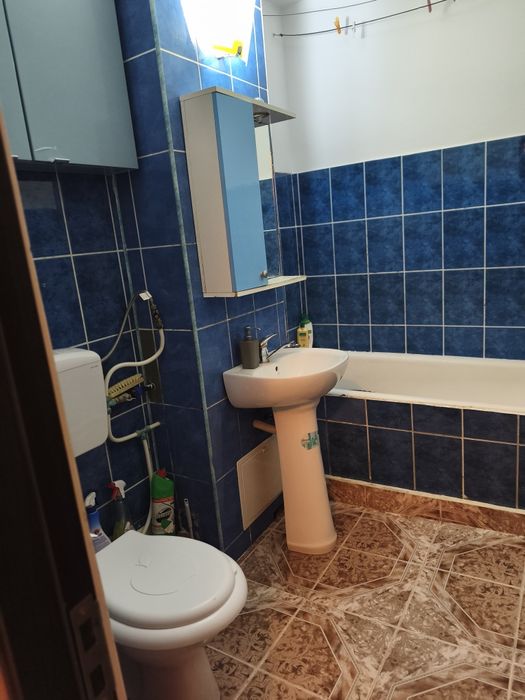 Vând apartament două camere Mioveni liber
