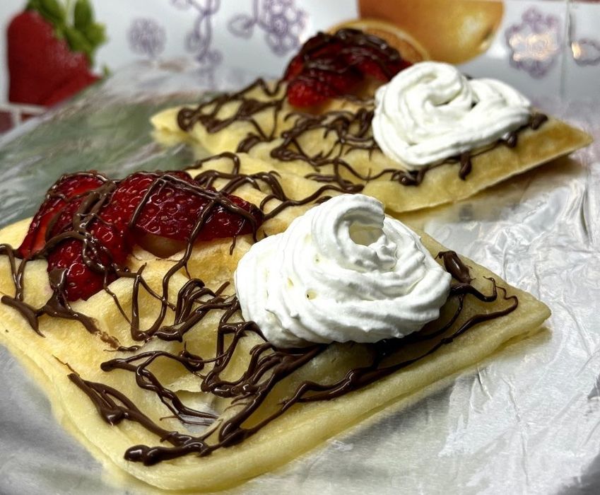 Пышные вафли в шеколаде и ягодах, а так же блинчики.