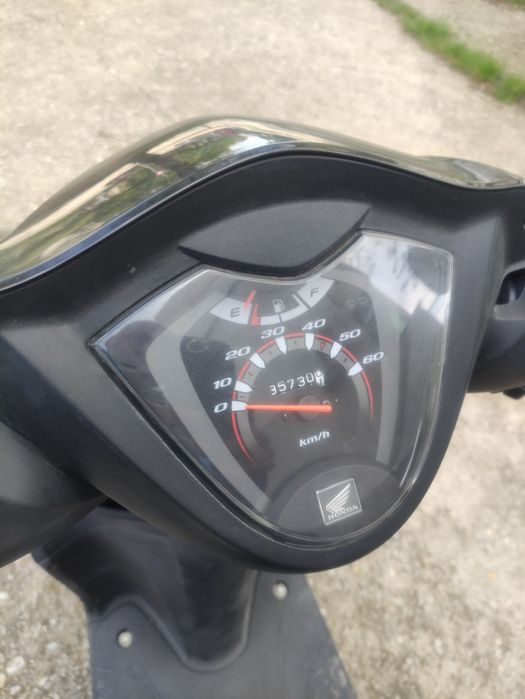 Продавам скутер Honda Vision 50