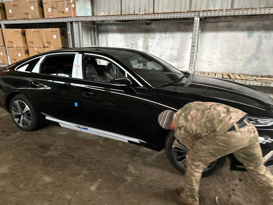 Автомашина KIA K-8