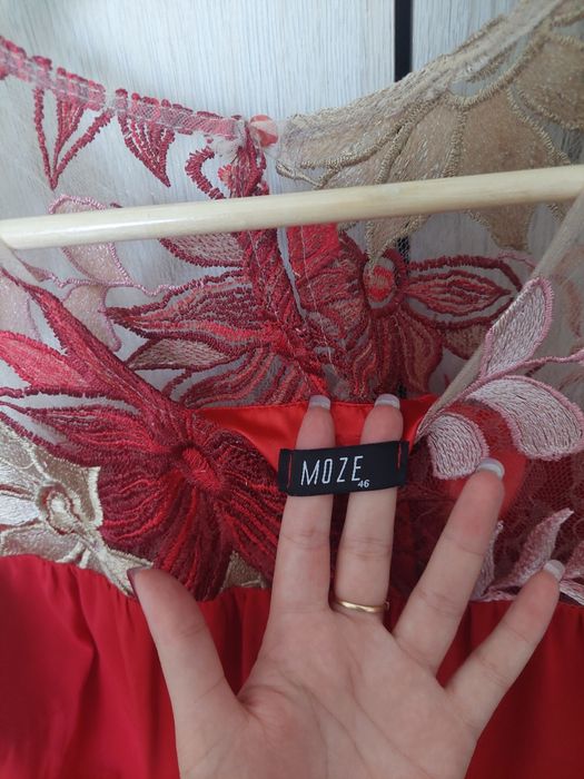 Rochie eleganta Moze rosie cu broderie florala marimea 46 purtata o singura data