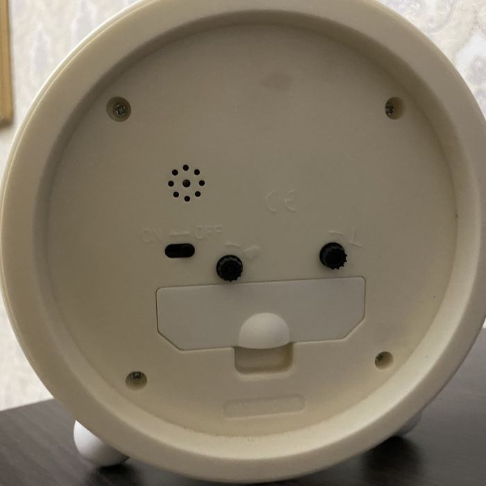 Часы-будильник на батарее