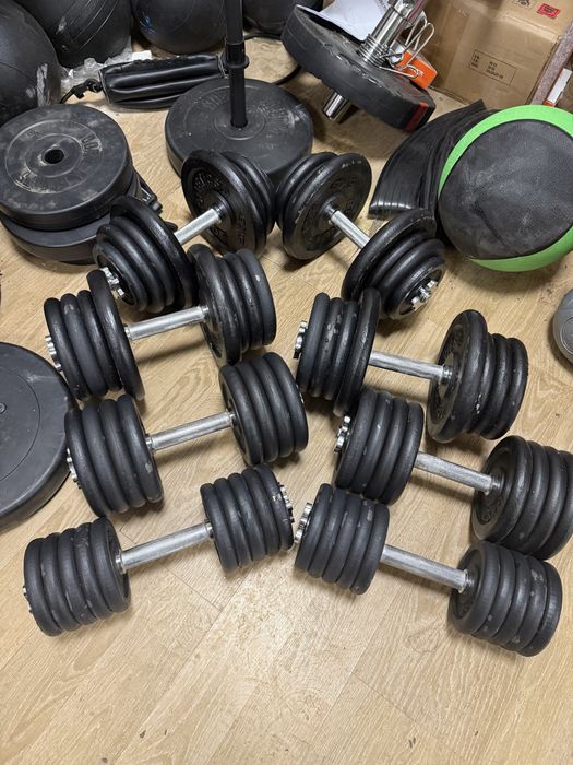 Gantere reglabile din fier de la 10 kg. La 60 kg. Buc.,Pret 12 lei kg.