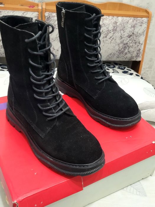 Замшевые чёрные ботинки.