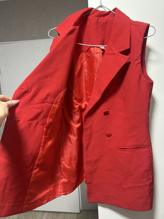 Продам жилет красный