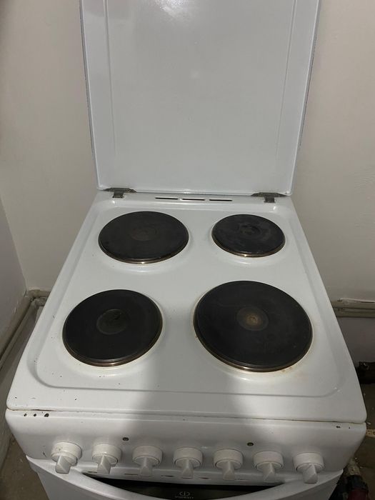Продам Эл. Плиту Indesit