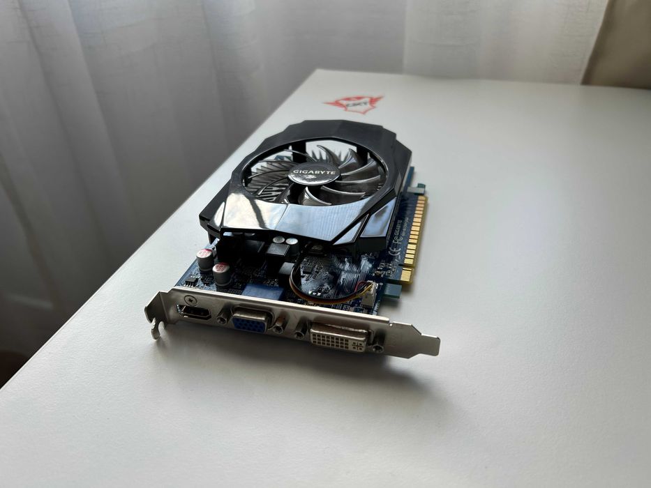 GeForce GT 730 – Placa video pentru oameni mari, care lucrează.