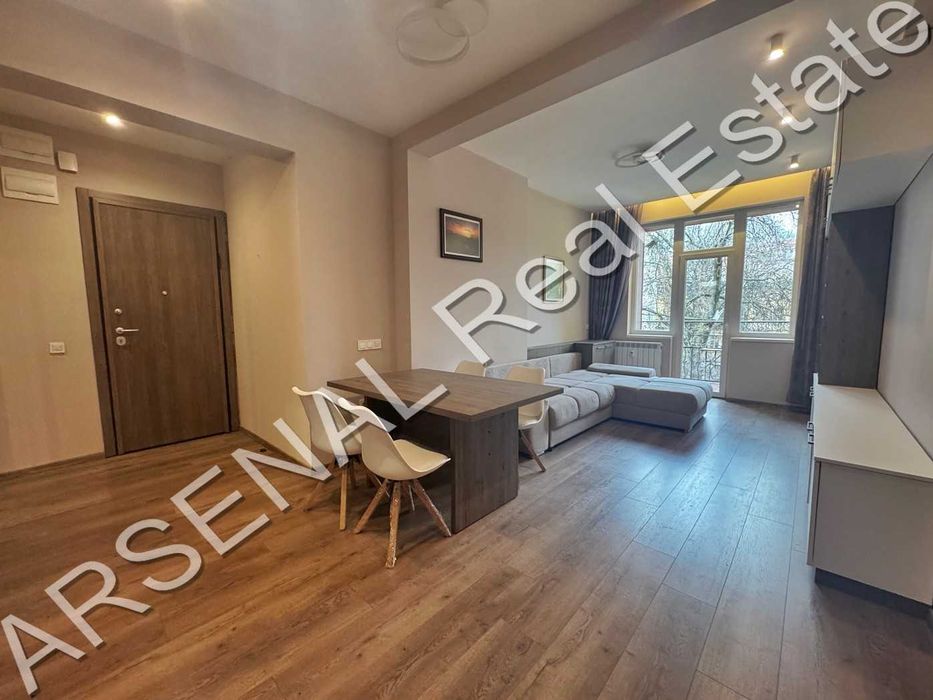 Дава се под наем Тристаен апартамент в София, Център - 100 кв.м за 1047.03 € - Снимка #2