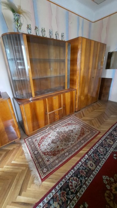 Vand mobilă veche cu 2 canapele extensibile în stare foarte bună.