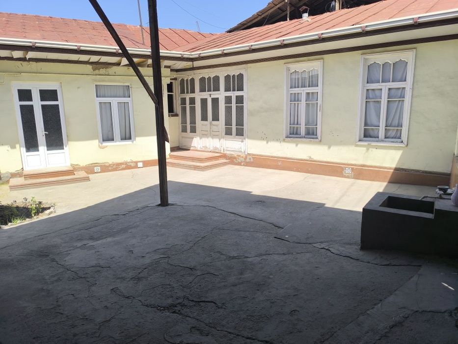 Namangan shahar markazida uy sotiladi