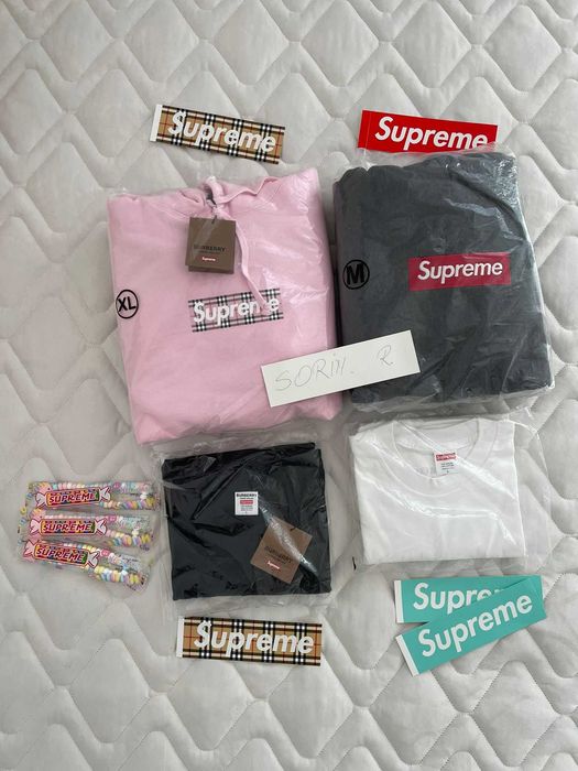 Stickere SUPREME Burberry si Tiffany