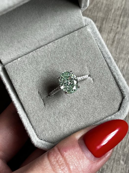 Inel cu piatra verde, taietura ice cut