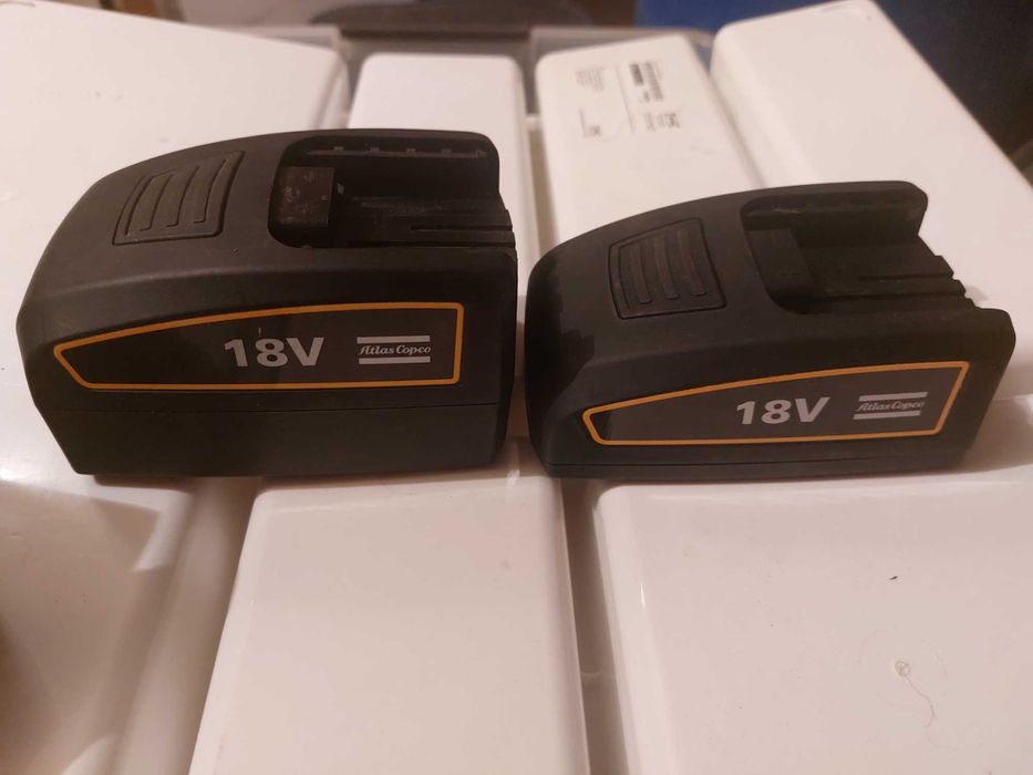 Две батерии малка и голяма и зарядно плус подарък.