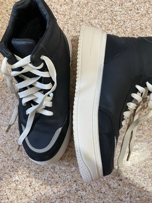 Кроссовки  женские  продам .