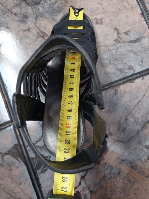 Черни изрязани сандали