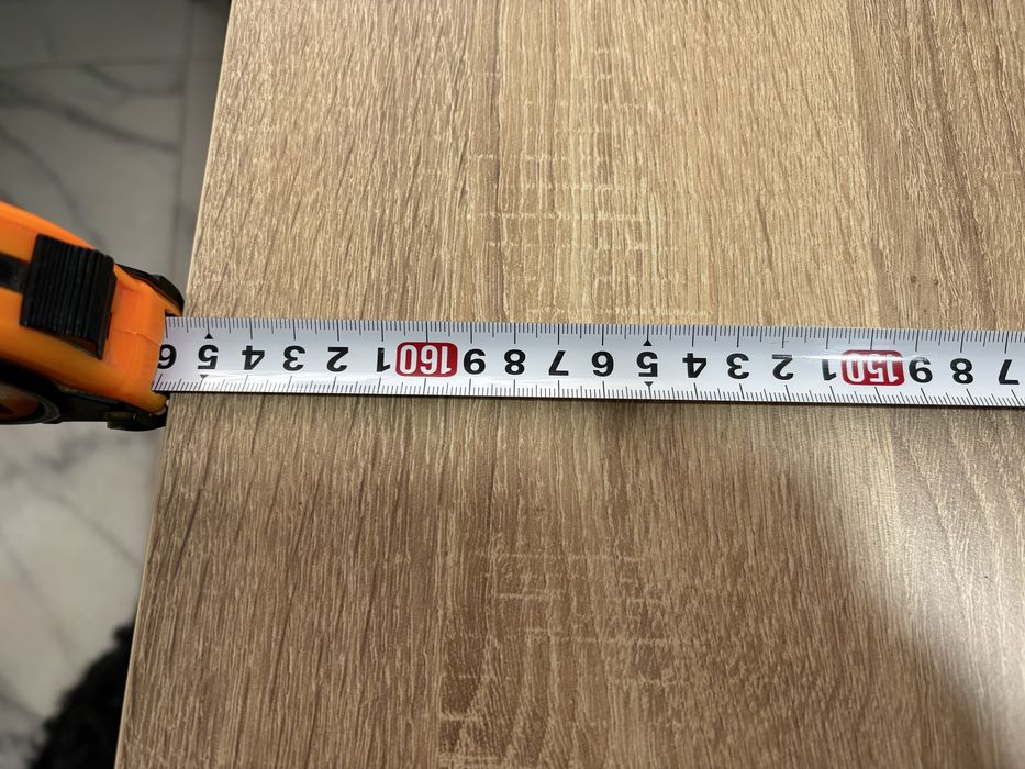 Незползвана трапезна маса