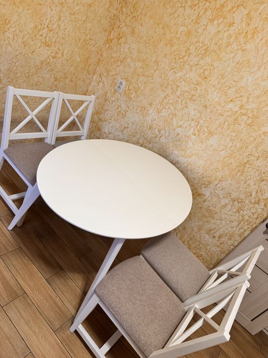 Кухонный стол и стулья