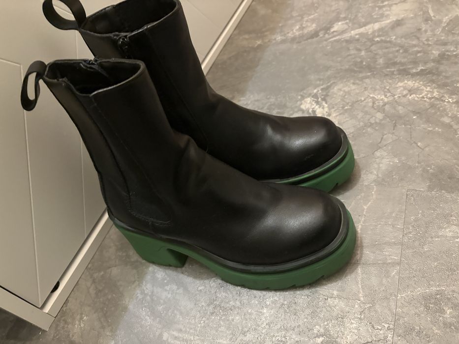 Боти с зеленя подметка