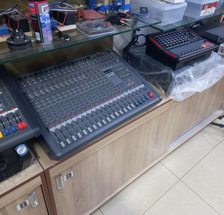 Микрофоны Shure проводные головные радио и кабеля и разьемы.