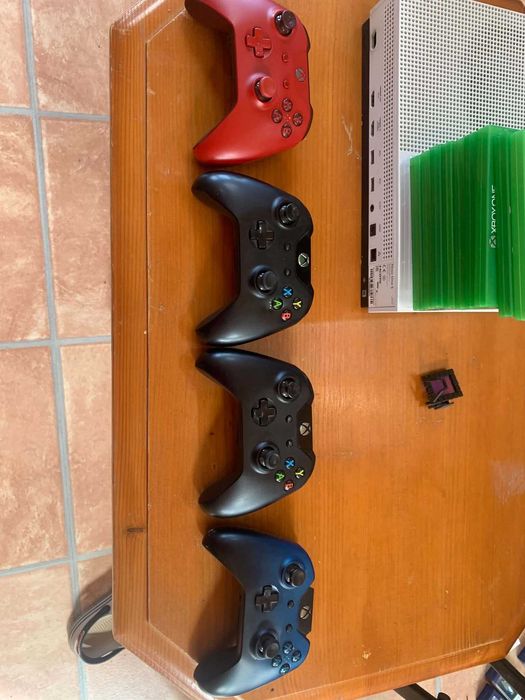 Xbox One S cu 4 controllere și 10 jocuri, prezentate mai jos.
