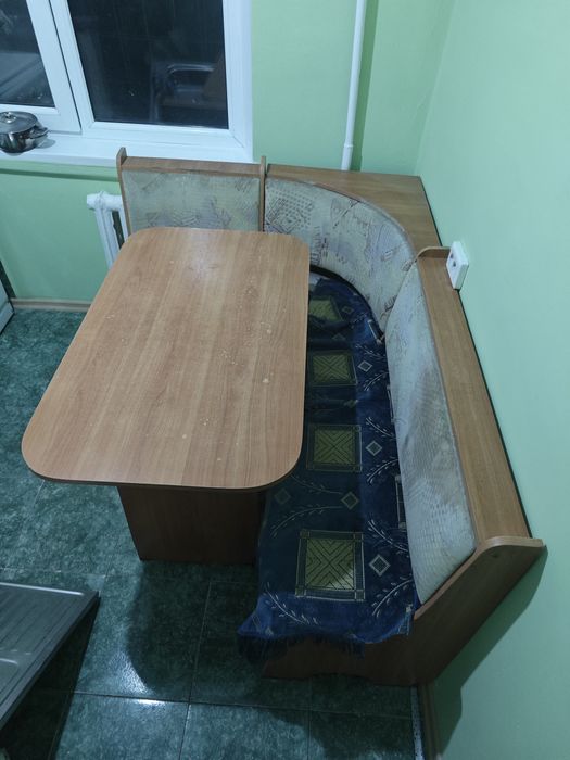 Стол кухонный с угловой скамейкой