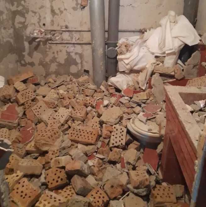 Demolare pereti gresie și faianta Transport Moluz gunoi moloz inclus