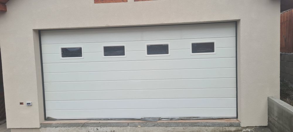 Usi de garaj cu hublouri albe
