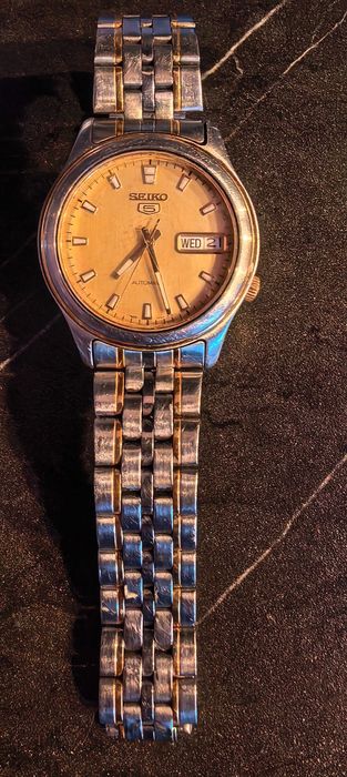Продавам запазен часовник Seiko 5