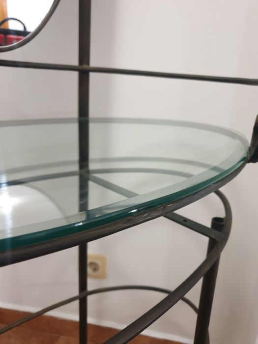 Тоалетка със стъклена основа и огледало от ковано желязо