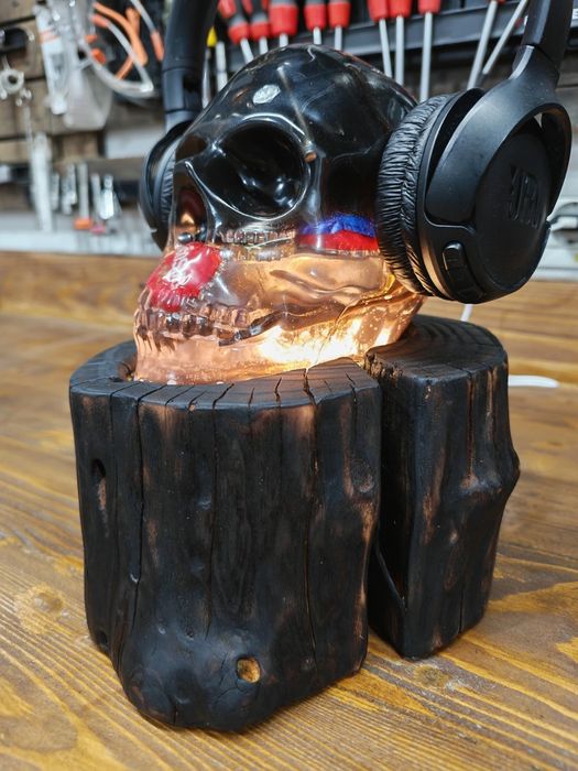 Lampa din rășină pe lemn de nuc, suport casti