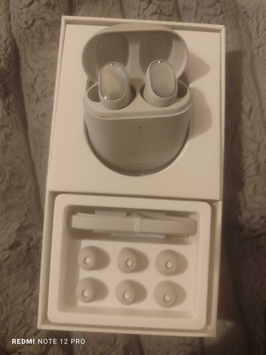 Продавам слушалки 2 броя Redmi Buds 3 PRO 30 лв броя 60лв двата чифта