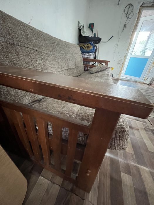 Диван качественный, деревянный