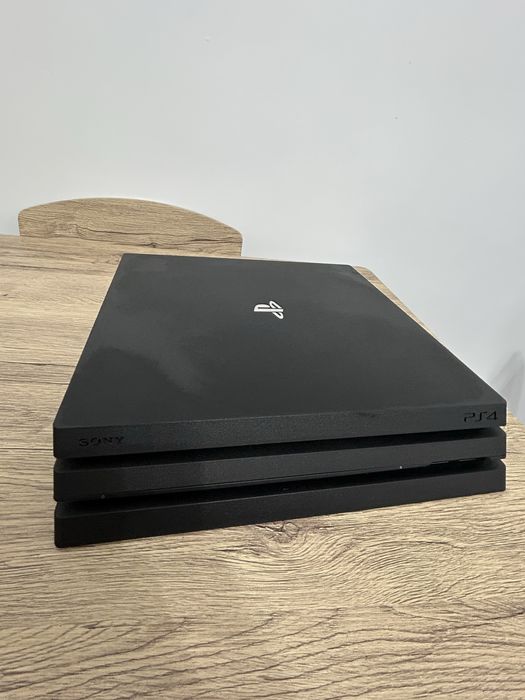PlayStation 4 Pro 1TB + 2 Controllere + FIFA 23 + GTA V – Stare Excelentă
