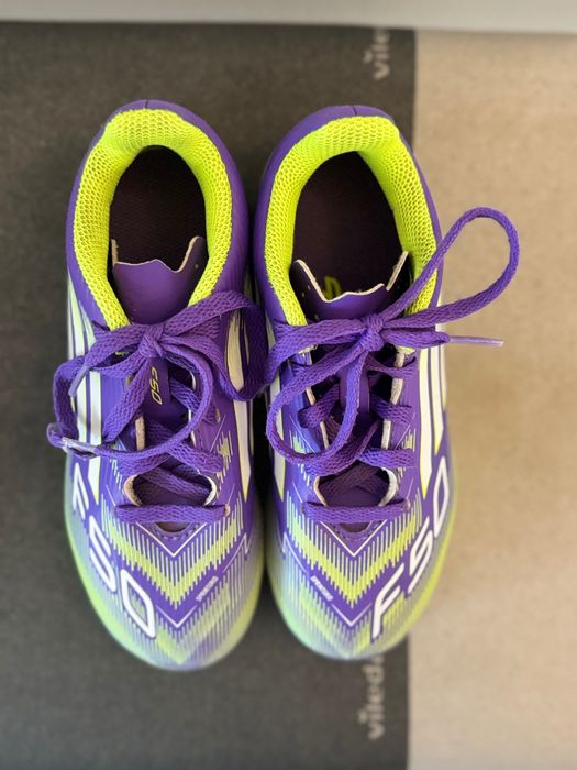 Футболни обувки - бутонки