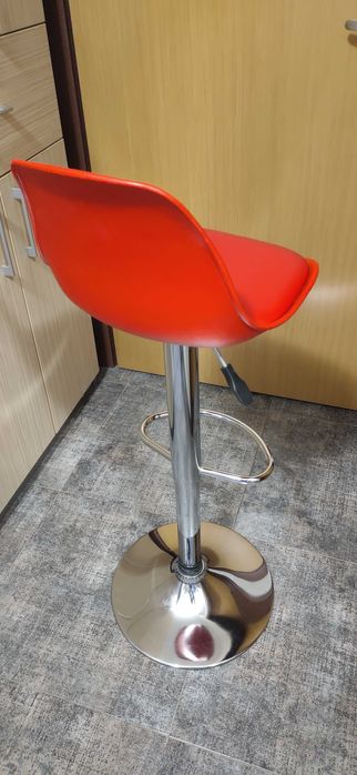 Бар стол в червено