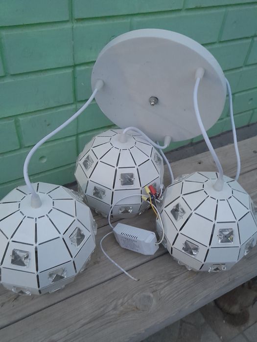 Люстра     белая